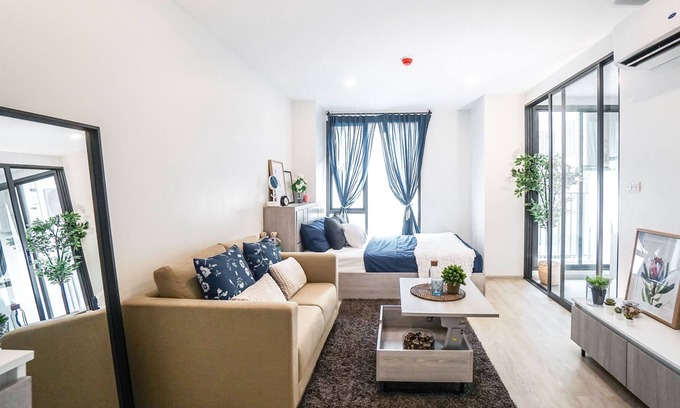 China Town Apartment | Heart of Chinatown. The place is rich with street food!