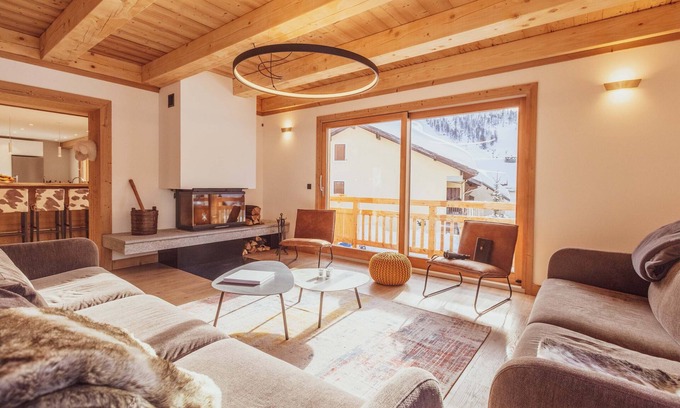 Montgenevre Ski Chalet | Heart of village 25 pers, feet of the tracks, sauna, jacuzzi, billiard, terrace