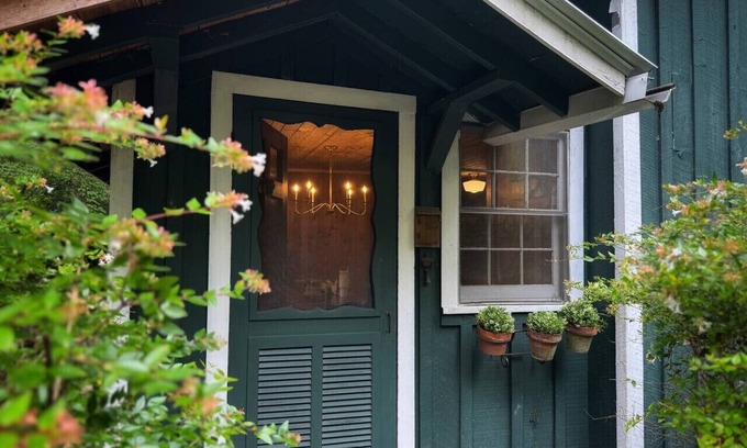 Clayton Apartment | HeartPine Lodge - Rustic+Modern