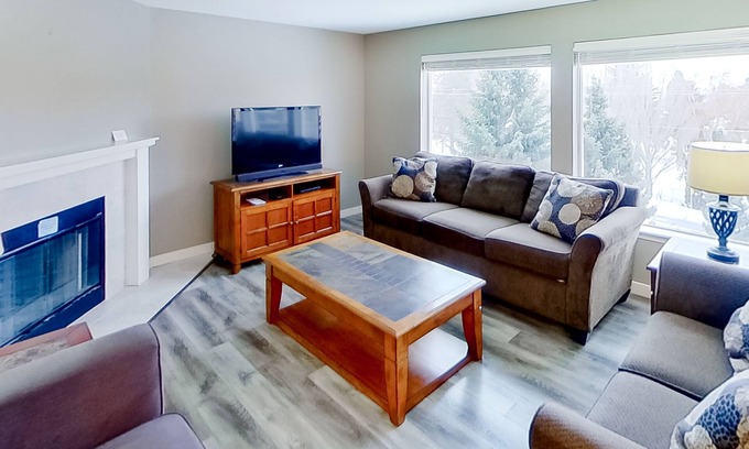 Chelan Condo | Heartwarming, dog-friendly condo with hot tub, pool, fireplace, & tennis court