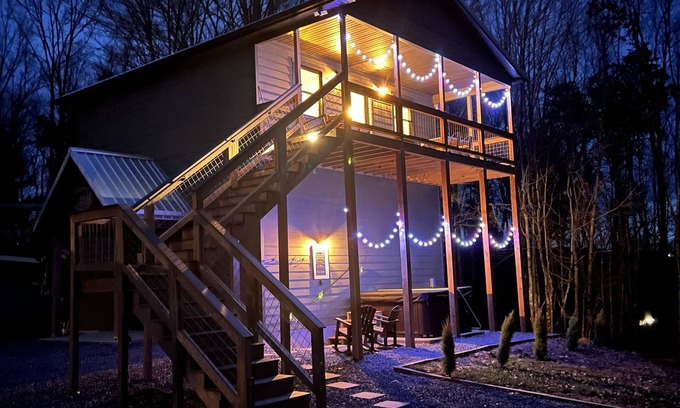 Floyd Cabin | Heartwood♥ Cabin loft w/private HotTub, Hiking, Fishing, & Ziplines on 66 acres!