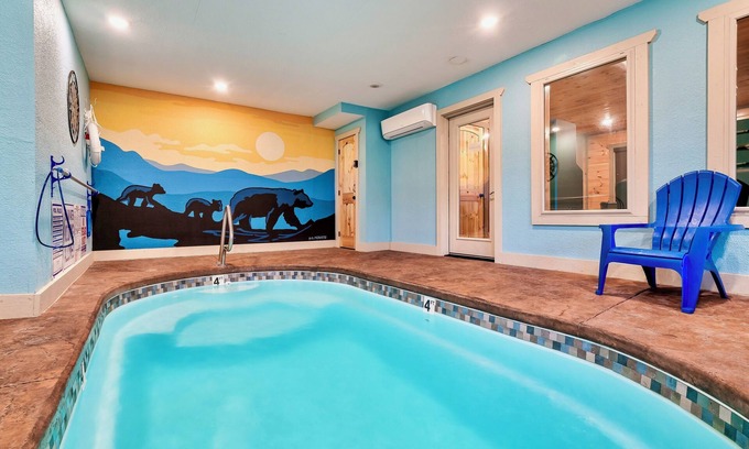 Gatlinburg - Pigeon Forge Cabin | ⭐️ Heated Indoor Swimming Pool ⭐️ Fire Pit⭐️ Arcade ⭐️ Pool Table ⭐️ Hot Tub ⭐️
