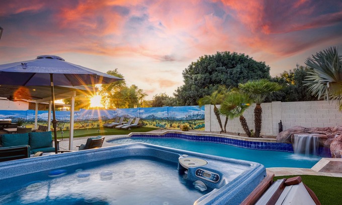 Glendale House | Heated Pool. 3 King Rooms! Sleeps 9!
