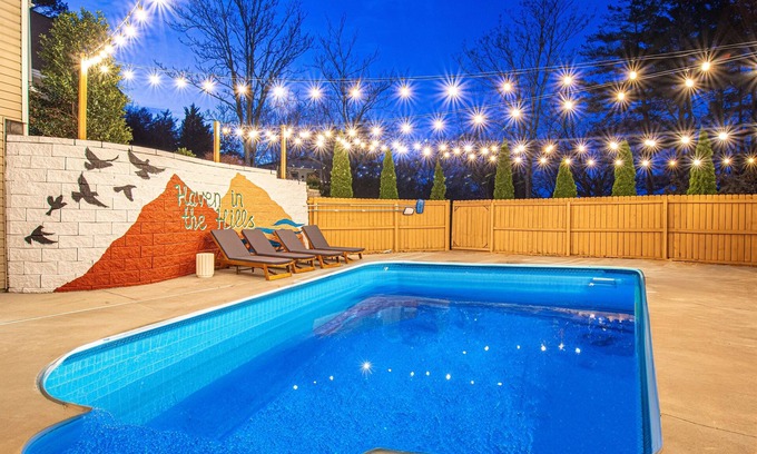 Hendersonville House | Heated Pool! 85" TV, Arcade, Firepit, Fast WiFi