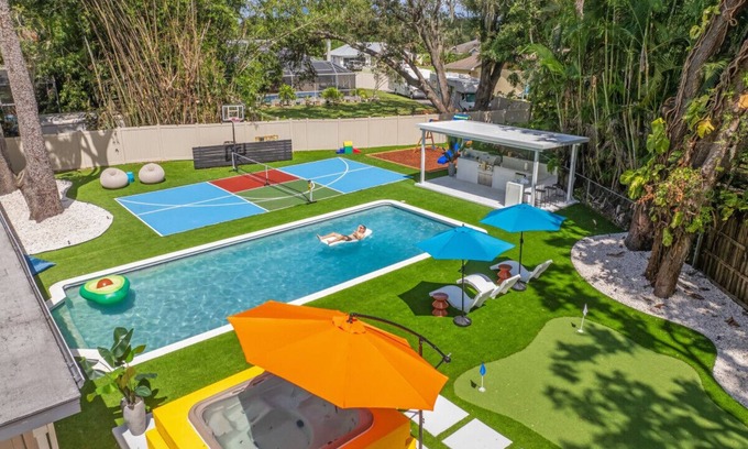 Bradenton Apartment | Heated Pool 9BR/Sleeps32 Pickle/Basketball Theater
