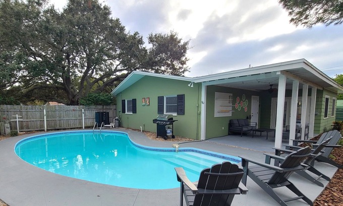 Largo House | HEATED POOL-BBQ-CORNHOLE GAME-NEAR BEACH/WATER PARK/DOWNTOWN/LAKE/PINELLAS TRAIL