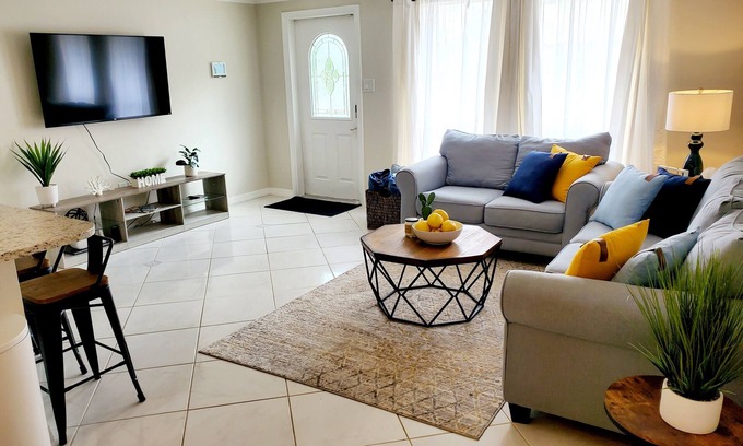 North Port House | Heated pool, freshly renovated vacation getaway home