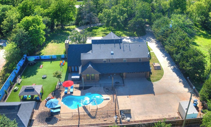 Wheatland House | HEATED POOL, HOT TUB, AMAZING TURF, GAMES GALORE LUXURY VILLA IN OKC