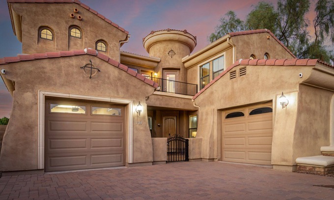 Tonka Vista House | Heated pool, jacuzzi, Fast Wifi, Pac Man, Fire Pit, BBQ, Sleeps 14!