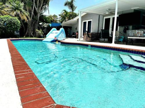Cutler Bay Villa | heated pool village Boat Parking WiFi BBQ private duplex