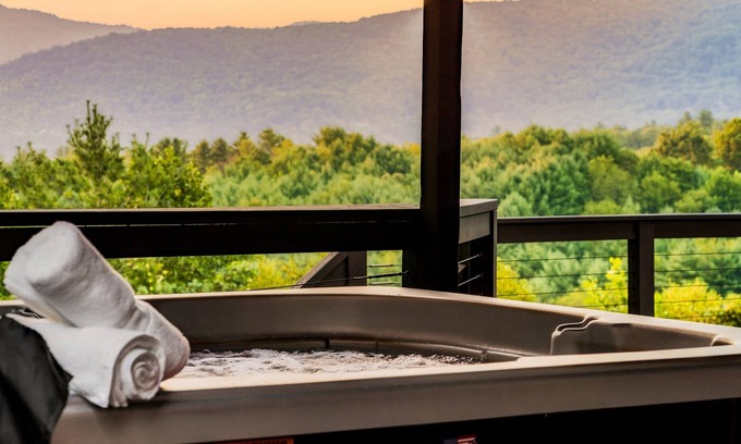 Fairview House | Heated Pool w/Epic Views! October Specials! Sauna!
