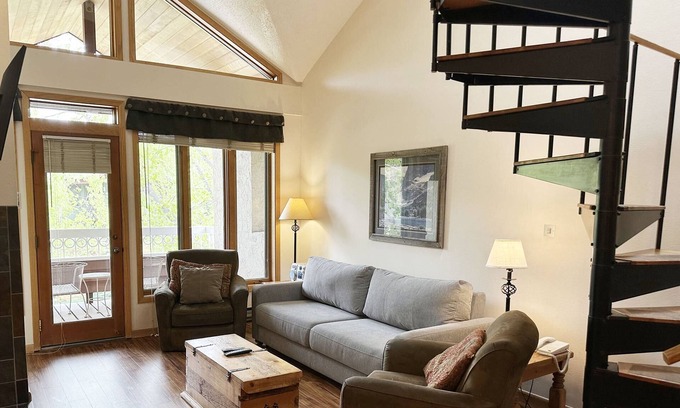 Steamboat Springs Condo | Heated Pools-HotTubs-FirePit-Grill-Gym-Walk to Mtn/Steps to Free Town Bus-3 en Suites-Garage-Updated