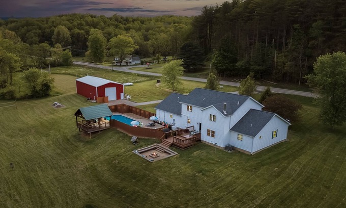 Logan House | HeatedPool-Sauna-Karaoke-SunkenFirepit-GameBarn