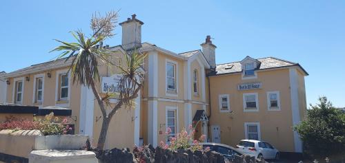 Torquay House | Heathcliff House B&B Exclusively for Adults Free large carpark