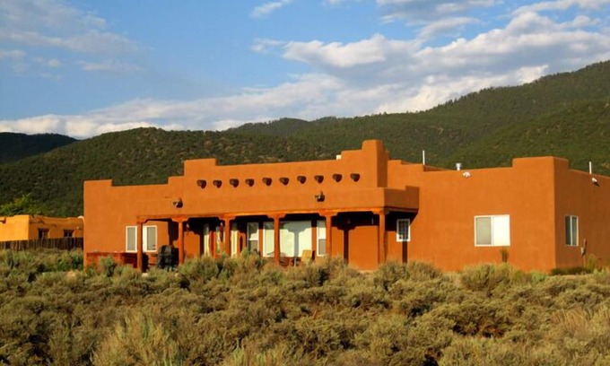 Taos House | Heathers Hacienda 2 Town VIews CIty Lights Evap cooling hot tub