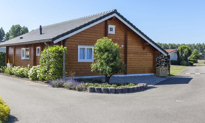 Sint-Annaland Ski Chalet | Heavenly Chalet in Sint Annaland with Terrace, Garden, BBQ