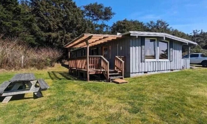 Florence House | Heceta Beach Bungalow across from Heceta Beach