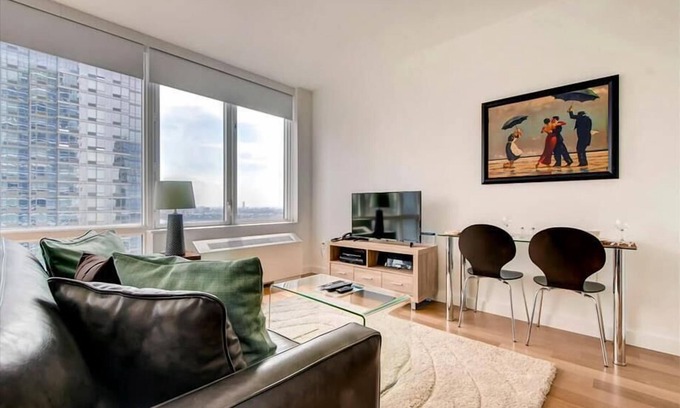 Hell's Kitchen Apartment | Hells Kitchen Studio BR Downtown/River | Gym + Rooftop available