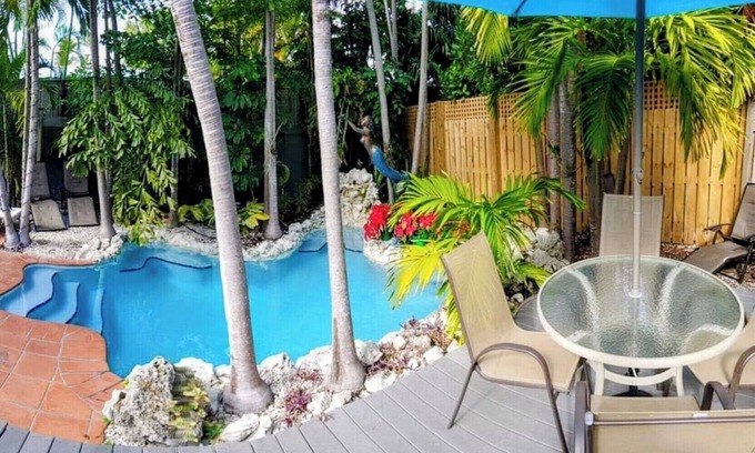 Old Town House | Hemingway Caribbean Townhome/Private Pool by Beach,Key West charm,free parking