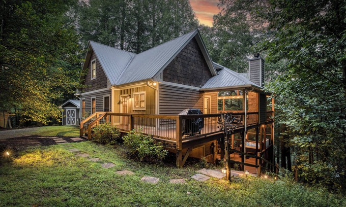 Cashes Valley Cabin | Hemlock Hideout - Game room, hot tub, creek access