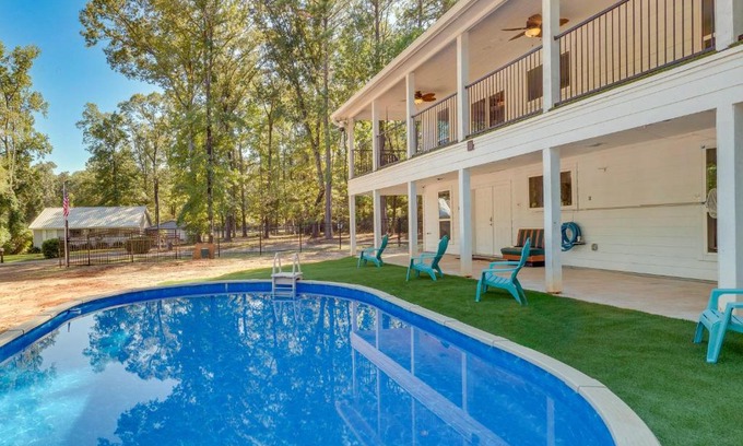 Geneva Apartment | Hemphill Vacation Rental with Pool, Walk to Lake!