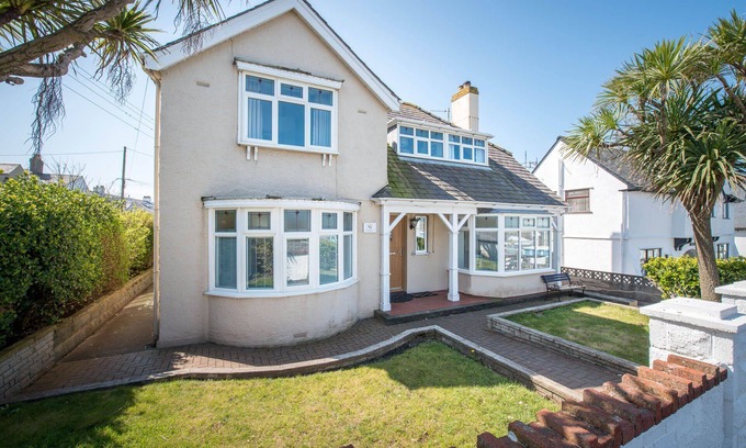 Rhosneigr House | Hen Gi Mor : Spacious 4‑Bed Home with 3 Reception Rooms in Rhosneigr | Managed by Anglesey Holiday L