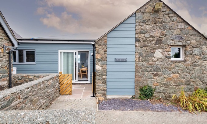 Ty Croes Cottage | Hen Golchdy : Pet-Friendly 2‑Bed Cottage in Aberffraw | Managed by Anglesey Holiday Lettings