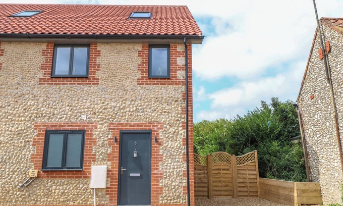 Docking Cottage | HENHAM 3 BERNALEEN COTTAGES, pet friendly, with hot tub in Docking
