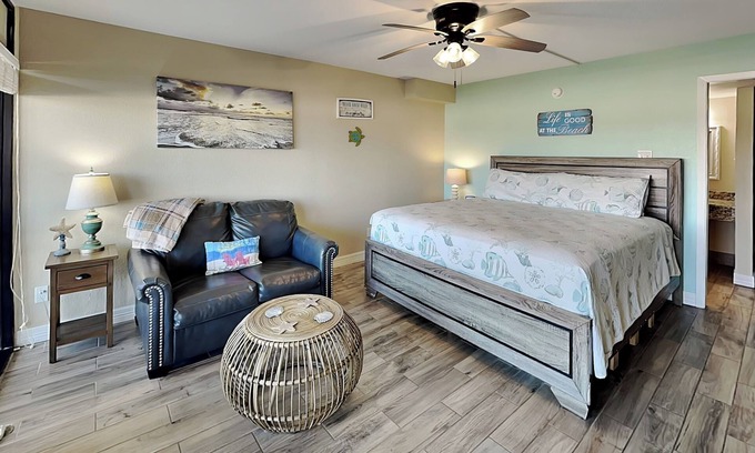 Rockport Condo | Heron Room | Walk to Pool, Hot Tub, & Pier!