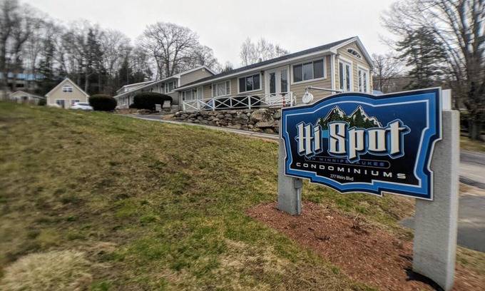 Laconia Condo | Hi Spot Studio with shared beach on Winnipesaukee!