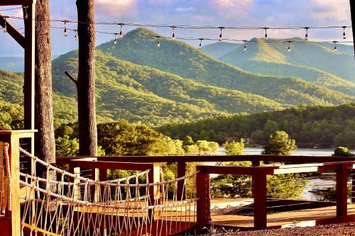 Hiawassee Villa | Hiawassee Glamping Container Treehouse