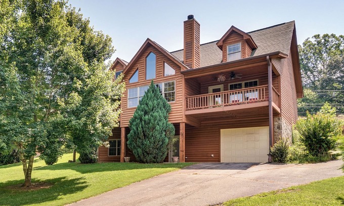 Hiawassee Cabin | Hiawassee River Retreat: 2 Mtn-View Decks!