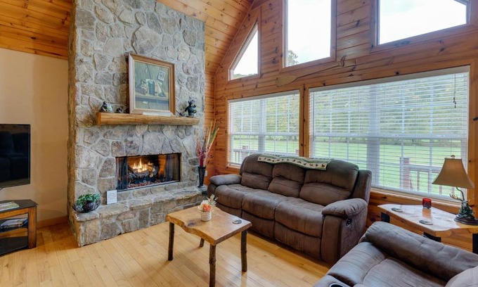 Hiawassee House | Hiawassee Riverfront Cabin 7 Mi to Lake Chatuge!