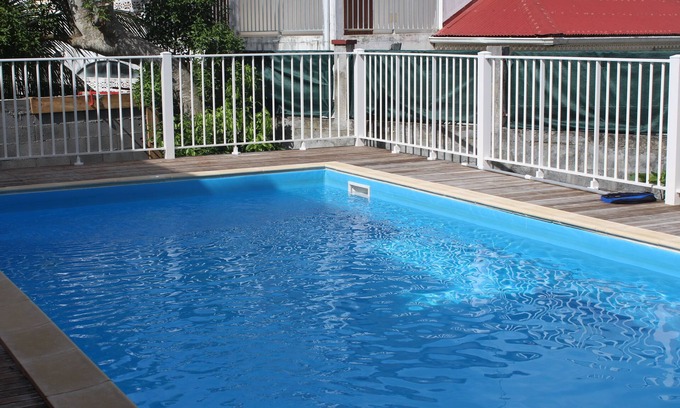 L'Houezel House | HIBISCUS HOUSE 2 LARGE BEDROOMS