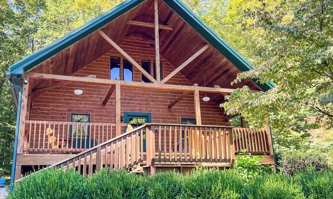 Eckerty Cabin | Hidden Acorn Cabin now with hot tub, fire pit, Starlink, horse shoes, and more!