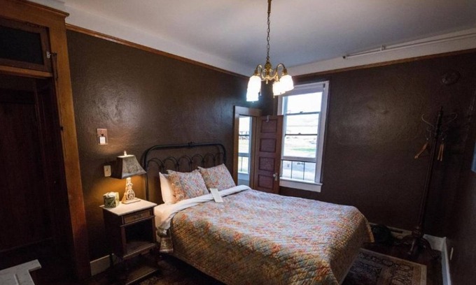 Dufur House | Hidden Gem! 3 Units, On-site Restaurant and Bar, Onsite Parking for Free!