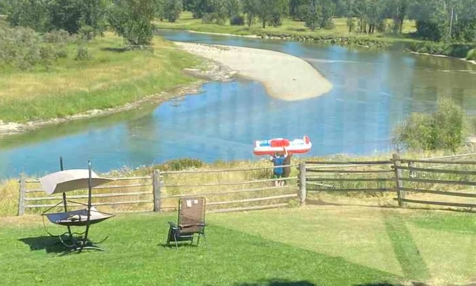 Ashton Creek Cabin | Hidden Gem Oasis nA peaceful, beautiful spot on the Shuswap River, pet-friendly,