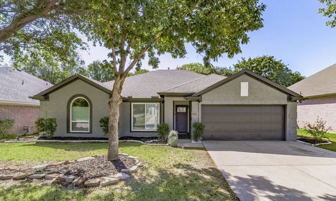 Corinth House | Hidden Gem with king beds, backyard shaded oasis