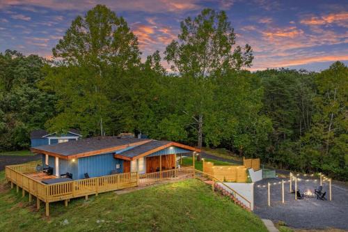 Luray House | Hidden Hollow 3BD Cabin - Hot Tub, Wifi, Game Room, Fire Pit
