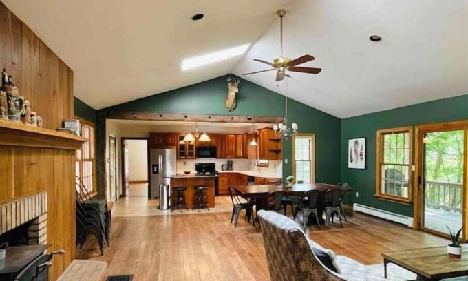 Brockton Cabin | Hidden River Lodge at Hawk Mountain