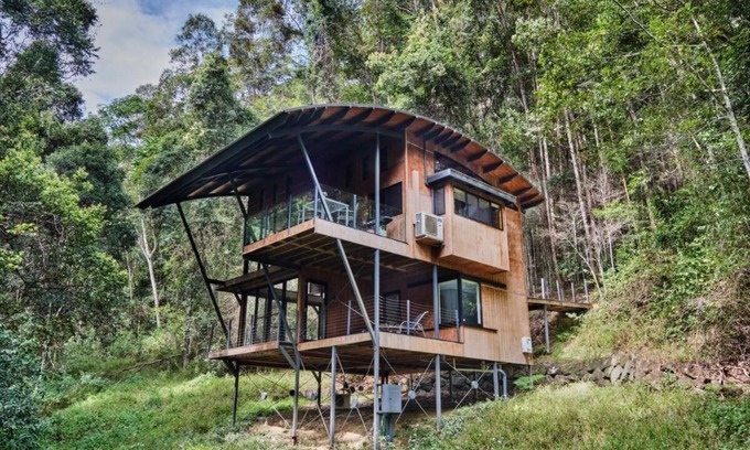 Smiths Creek Ski Chalet | Hidden Valley Chalet – Mezzanine Rainforest Retreat