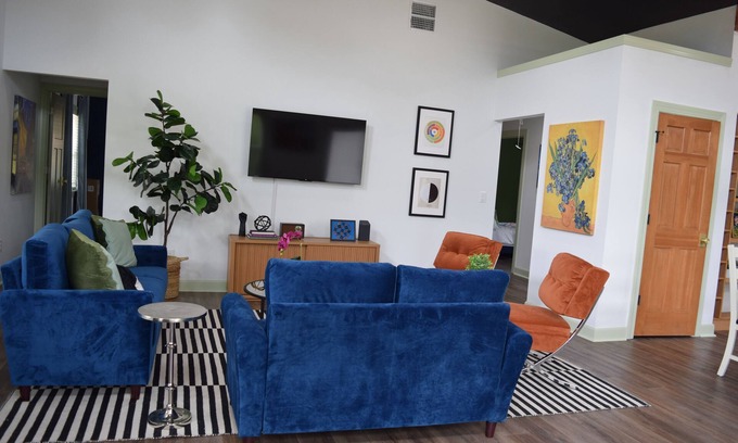 Bentonville House | Hide & Chic Modern Escape in Little Flock. Peaceful Location, Games, Sleeps 6