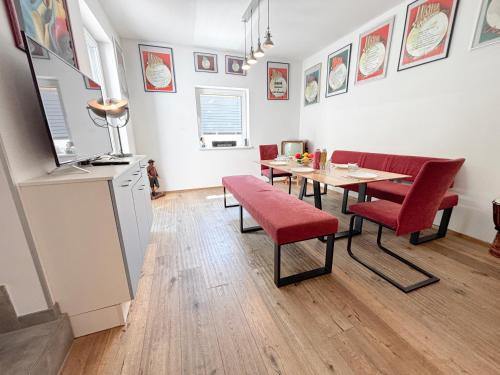Favoriten House | Hideout Villas, 3 Bedrooms, free parking, garden area, terrace