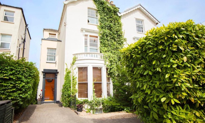 Bristol House | higgihaus 7 Bed Sleeps up to 18 Big Groups Best Location