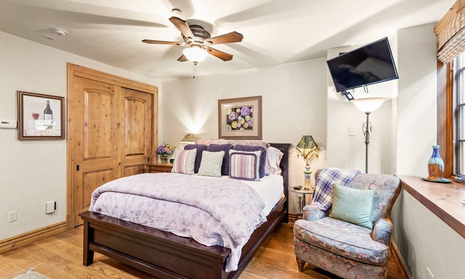 Aspen Condo | High End Aspen Studio - #407 Walk to Town, Gondola & Lift 1a