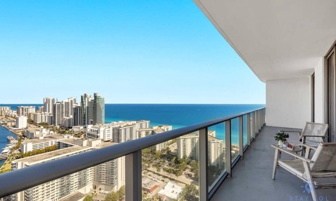 Hollywood South Central Beach Apartment | High Floor with Stunning Views | Amazing Pools