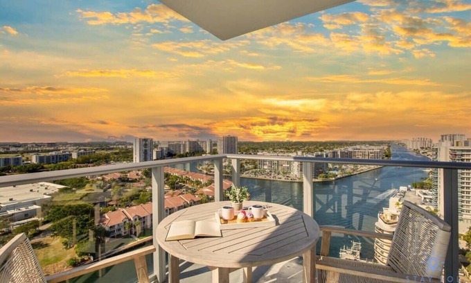 Hollywood South Central Beach Apartment | High Floor with Stunning Views | Amazing Pools