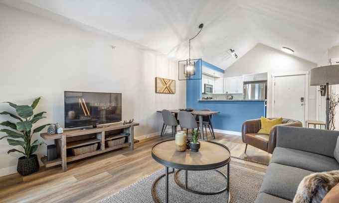 East Kootenay Apartment | High Noon | Top Floor | Pool | Hot Tub | Gym