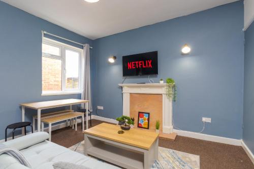 Bedworth Apartment | HIGH STREET APARTMENT, SLEEPS 6 GUESTs!
