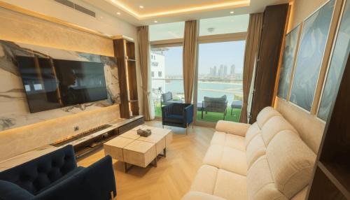 Palm Jumeirah Apartment | Highend Azure 1BR Sea View and Private Beach with Pool Access